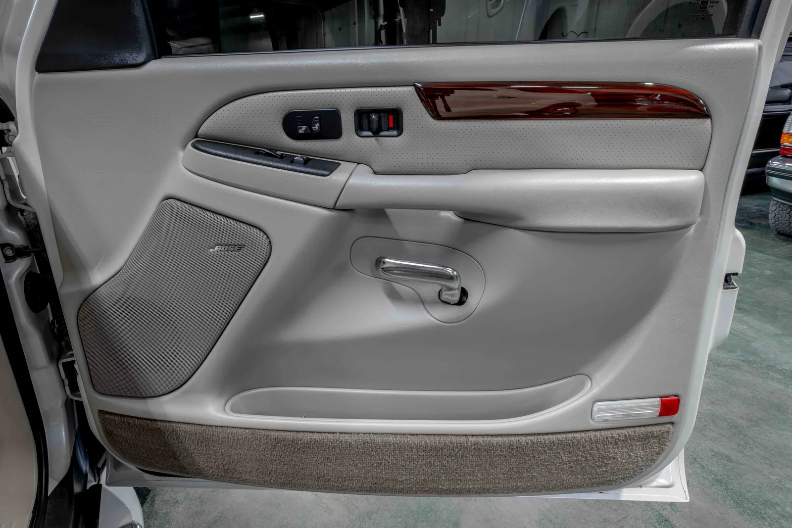 2003-Cadillac-Escalade-White Diamond Pearl-3GYFK66N33G294143-47.jpg